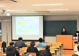 1年次から企業と連携した授業を展開