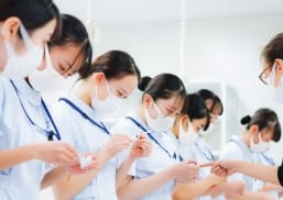 高い国家試験合格率を実現する多面的な指導ときめ細かい支援
