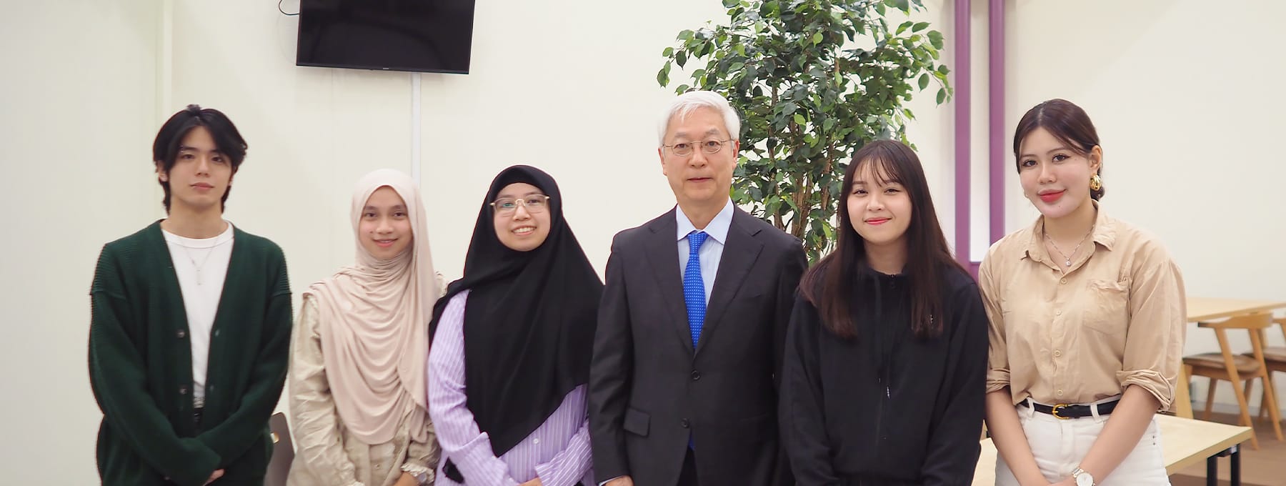 渡辺陽介氏と5人の学生が並んでいる写真